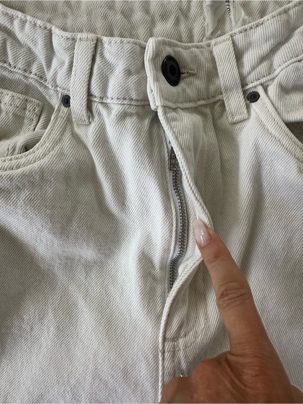Cotton On mid rise straight leg jeans in white - Picture 8 of 13